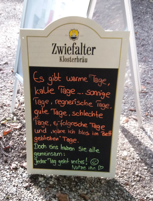 Schild im Biergarten