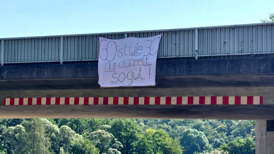 Banner an Autobahnbrücke: 60 ist wie 30 - nur doppelt so gut